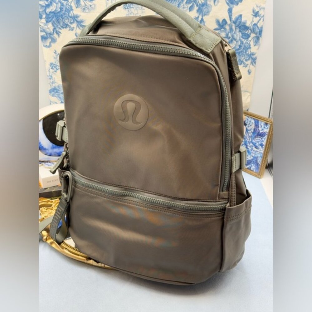 🆕 lululemon athletica 🧿 NWOT New Crew Backpack, Bay Leaf (Olive Green) - 22L - Picture 4 of 12